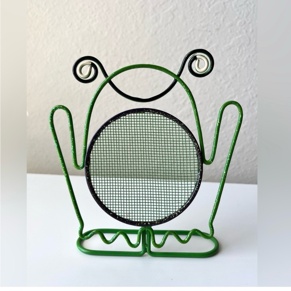 Green Frog-Shaped Wire Mesh earrings Holder